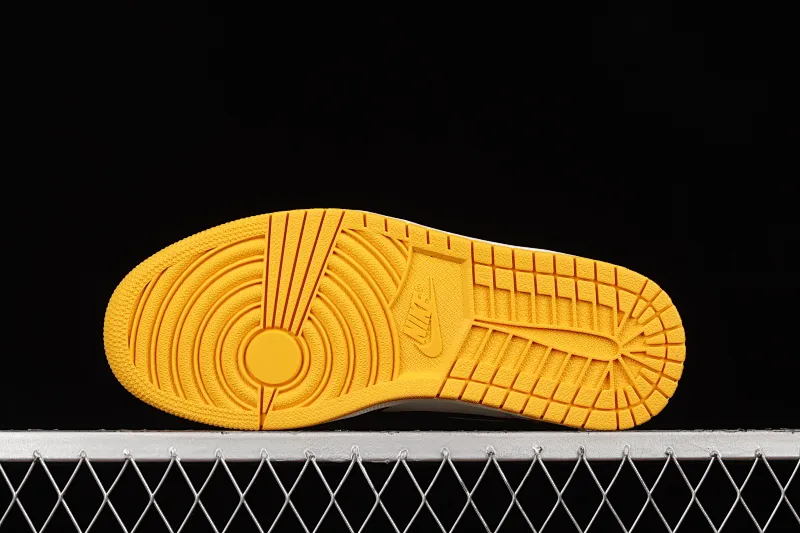 All categories Air Jordan Jordan series basketball shoes Air Jordan 1 High foreign trade version Air Jordan 1 Retro High OG AJ1 Joe 1 black and yellow toe 555088-711